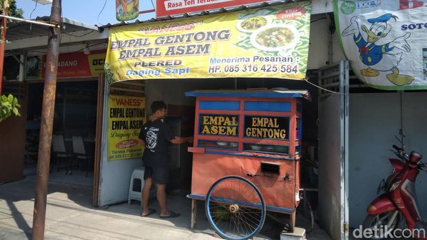 Empal Gentong Khas Cirebon Mang Yatno