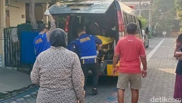 Evakuasi jasad karyawan Sidoarjo yang bunuh diri