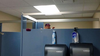Saat Jadi Satu-Satunya Orang Yang Bekerja Shift Malam dan menemukan ini di Toilet. Foto: Reddit via Boredpanda