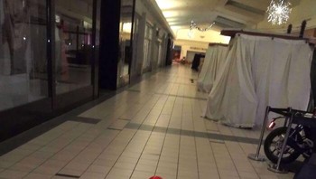 Bayangkan kamu kerja di mal dan menemukan balon di saat patroli di tengah malam. Foto: Reddit via Boredpanda