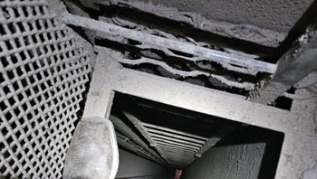 Pekerja ini terjebak di lubang poros lift.  Foto: Reddit via Boredpanda
