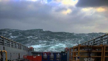Gelombang ekstrim di laut utara. Foto: Reddit via Boredpanda
