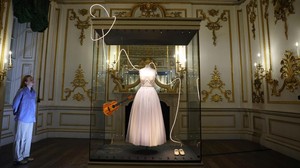 Karyawan melihat barang-barang milik Taylor Swift di Museum V&A di London, Inggris.  