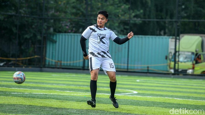 Gaya Kaesang Tantang Cakada Main Bola Ketua DPP PSI Kaesang Pangarep saat bermain bola melawan tim dari Calon Kepala Daerah (Cakada) di Lapangan Gaskan Mini Soccer, Jakarta Utara, Senin (29/7/2024).