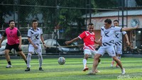 Tim Kaesang melancarkan serangan ke pertahanan tim Cakada.