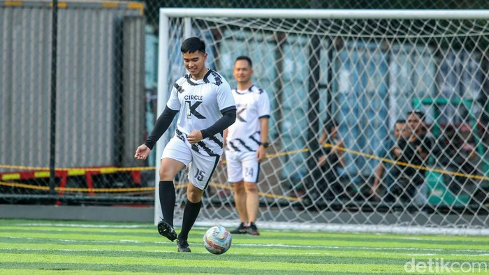 Gaya Kaesang Tantang Cakada Main Bola Ketua DPP PSI Kaesang Pangarep saat bermain bola melawan tim dari Calon Kepala Daerah (Cakada) di Lapangan Gaskan Mini Soccer, Jakarta Utara, Senin (29/7/2024).