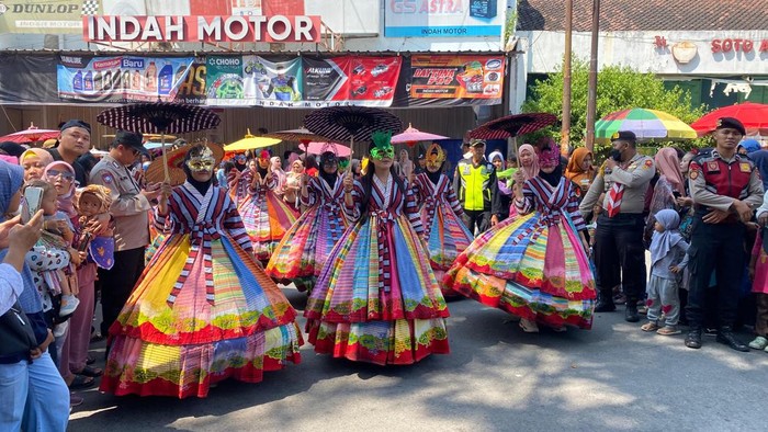 Gelaran Klaten Lurik Carnival di sekitar Alun-alun Klaten