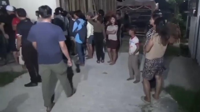 Gowa Dua remaja pria berinisial RP (16) dan SY (19) di Kabupaten Gowa, Sulawesi Selatan (Sulsel), diamuk massa gegara melempar rumah warga dengan batu.