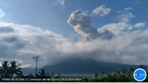 Gunung Lewotobi Laki-laki di Flores Timur kebali meletus pagi ini, Senin (29/7/2024).