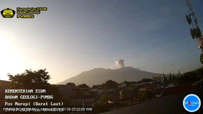 Gunung Marapi erupsi disertai lontaran abu vulkanik setinggi 600 meter dari atas puncak, pada pagi hari ini. (Dok. Pos Pengamat Gunung Api Marapi)
