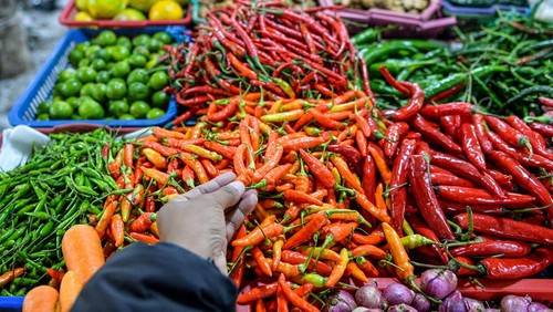 Warga memilih cabai rawit di Pasar Kosambi, Bandung, Jawa Barat, Senin (29/7/2024). Pedagang mengatakan harga cabai di Kota Bandung mengalami kenaikan sebanyak 90 persen yakni dari Rp50 ribu per kilogram menjadi Rp90 ribu per kilogram, selama 10 hari terakhir yang diakibatkan oleh pasokan dari petani berkurang karena musim kemarau. ANTARA FOTO/Raisan Al Farisi/aww.