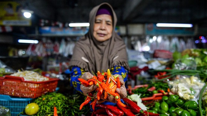 Warga memilih cabai rawit di Pasar Kosambi, Bandung, Jawa Barat, Senin (29/7/2024). Pedagang mengatakan harga cabai di Kota Bandung mengalami kenaikan sebanyak 90 persen yakni dari Rp50 ribu per kilogram menjadi Rp90 ribu per kilogram, selama 10 hari terakhir yang diakibatkan oleh pasokan dari petani berkurang karena musim kemarau. ANTARA FOTO/Raisan Al Farisi/aww.