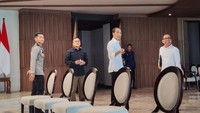 Presiden Joko Widodo (tengah) bersama Menteri Sekretaris Negara (Mensesneg) Pratikno (kanan) meninjau salah satu ruangan saat perdana berkantor di kompleks Kantor Presiden, Ibu Kota Nusantara (IKN), Senin (29/7/2024). 