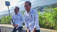 Presiden Joko Widodo (kanan) bersama Menteri Sekretaris Negara (Mensesneg) Pratikno (kiri) menjawab pertanyaan watawan saat perdana berkantor di kompleks Kantor Presiden, Ibu Kota Nusantara (IKN), Senin (29/7/2024). 