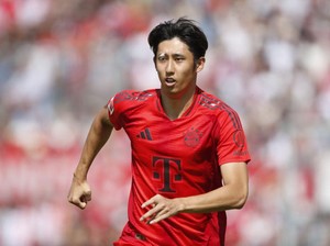 Retak Metatarsal, Bek Baru Bayern Ini Bisa Absen 2-3 Bulan