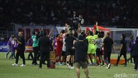 Indonesia akhirnya berhasil mencetak gol menit 18. Bola sundulan Kadek mampu diteruskan menjadi gol oleh Jens Raven.  (Foto: Deny Prasetyo/detikJatim)