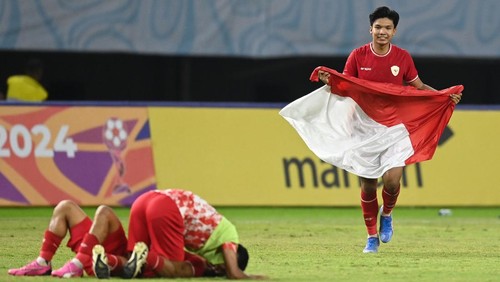 Pesepak bola Timnas Indonesia Kadek Arel Priyatna dan rekan-rekannya berselebrasi usai mengalahkan Timnas Thailand dalam pertandingan final Piala ASEAN U-19 Boys Championship atau AFF U-19 di Stadion Gelora Bung Tomo, Surabaya, Jawa Timur, Senin (29/7/2024). Indonesia menang dengan skor 1-0 dan menjadi juara Piala AFF U-19. ANTARA FOTO/Sigid Kurniawan/app/tom.