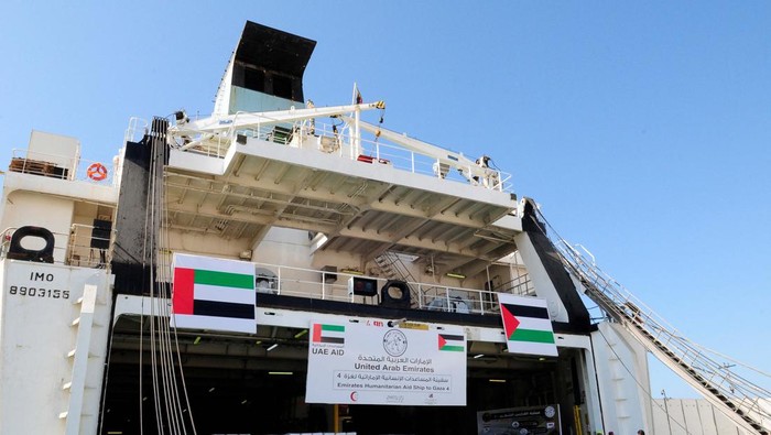 Medical Director Ahmed Mubarak speaks to Secretary General of the Emirates Red Crescent Authority Rashid Al Mansouri and Egypt's North Sinai governor Khaled Megawer during their visit to a United Arab Emirates makeshift hospital as the fourth and largest UAE ship with humanitarian aid for Palestinians in Gaza as part of Operation Chivalrous Knight, amid the ongoing conflict between Israel and Hamas, is docked at Al-Arish sea port, on the Sinai peninsula, Egypt, July 26, 2024. REUTERS/Shokry Hussein