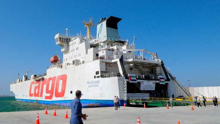Medical Director Ahmed Mubarak speaks to Secretary General of the Emirates Red Crescent Authority Rashid Al Mansouri and Egypt's North Sinai governor Khaled Megawer during their visit to a United Arab Emirates makeshift hospital as the fourth and largest UAE ship with humanitarian aid for Palestinians in Gaza as part of Operation Chivalrous Knight, amid the ongoing conflict between Israel and Hamas, is docked at Al-Arish sea port, on the Sinai peninsula, Egypt, July 26, 2024. REUTERS/Shokry Hussein
