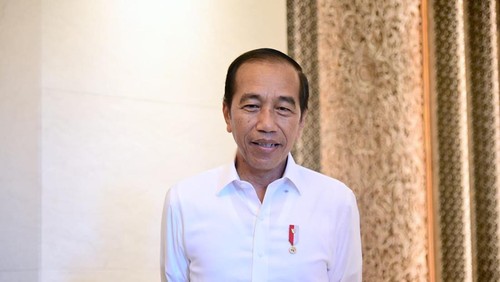 Jokowi di Kantor Presiden di IKN.