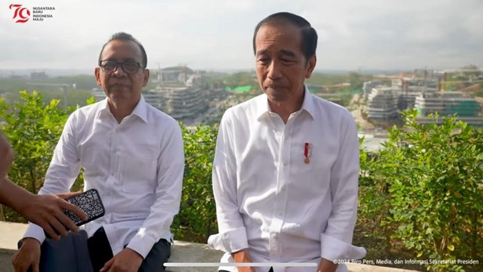 Jokowi di Kantor Presiden IKN.