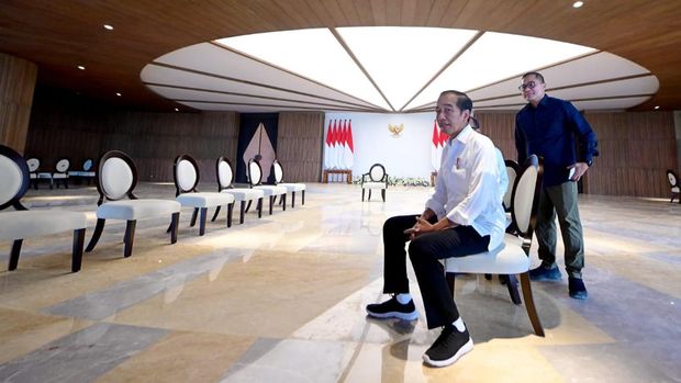 Jokowi di Kantor Presiden IKN.