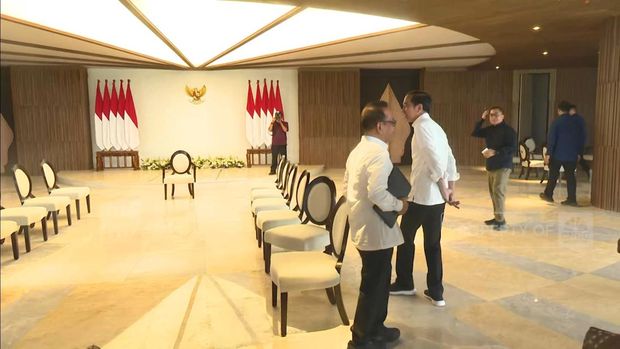 Presiden Joko Widodo untuk pertama kali berkantor di Kantor Presiden Ibu Kota Nusantara (IKN), Kalimantan Timur pada Senin (29/7) pagi.Jokowi turut didampingi oleh Menteri Sekretaris Negara, Pratikno saat meninjau salah satu ruang rapat di Kantor Presiden Kawasan Inti Pusat Pemerintahan IKN.