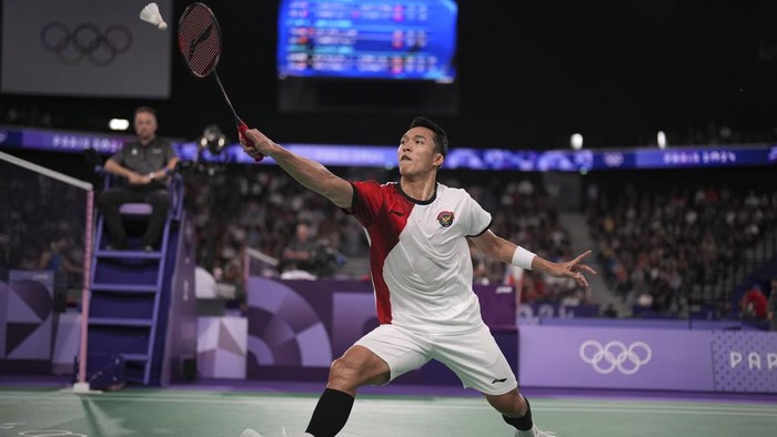 Indonesias Jonatan Christie plays against Belgiums Julien Carraggi during their mens singles badminton group stage match at Porte de la Chapelle Arena during the 2024 Summer Olympics, Saturday, July 27, 2024, in Paris, France. (AP Photo/Dita Alangkara)