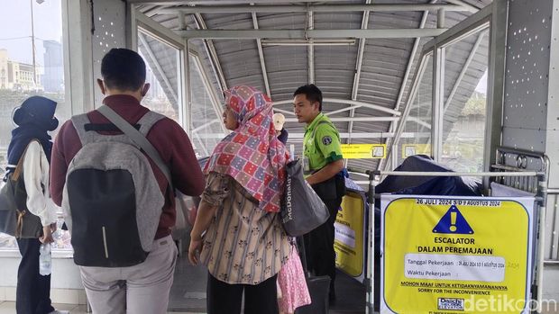 KAI Commuter Line sedang melakukan perawatan (maintenance) terhadap salah satu eskalator di Stasiun Tanah Abang, Jakarta Pusat. (Ammar/detikcom)