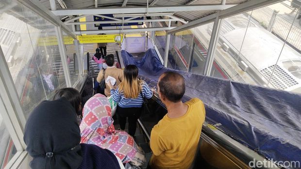 KAI Commuter Line sedang melakukan perawatan (maintenance) terhadap salah satu eskalator di Stasiun Tanah Abang, Jakarta Pusat. (Ammar/detikcom)