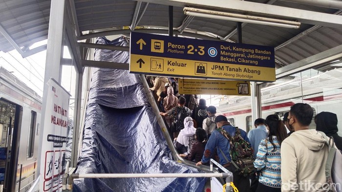 Kerumunan Menumpuk di Stasiun Tanah Abang Akibat Gangguan Eskalator