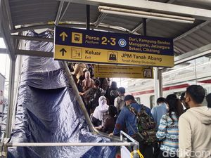 Panjang Antrean Penumpang di Stasiun Tanah Abang Saat Eskalator Diperbaiki