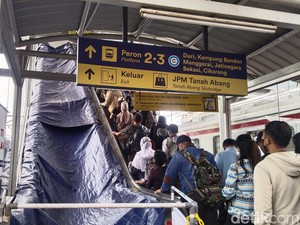 Panjang Antrean Penumpang di Stasiun Tanah Abang Saat Eskalator Diperbaiki
