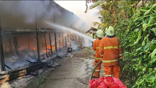 Petugas Damkar Jembrana saat memadamkan api di kandang ayam Mendoyo, Jembrana, Bali, Senin (29/7/2024).