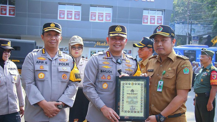 Kapolresta Malang Kota, Kombes Bhudi Hermanto memberi penghargaan 3 pilar Gadang