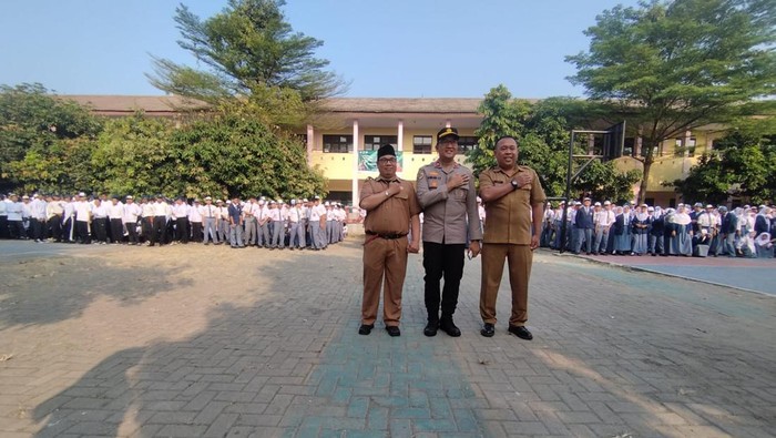 Kapolsek Pondok Aren Kompol Bambang Askar Sodiq meminta pelajar menjauhi tawuran dan narkoba.