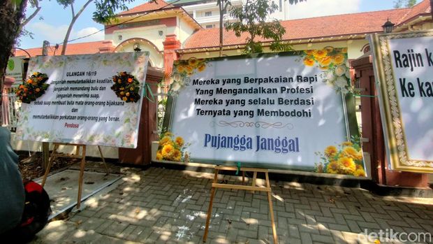 Karangan Bunga Kritik Hakim Vonis Bebas Ronald Tannur di PN Surabaya