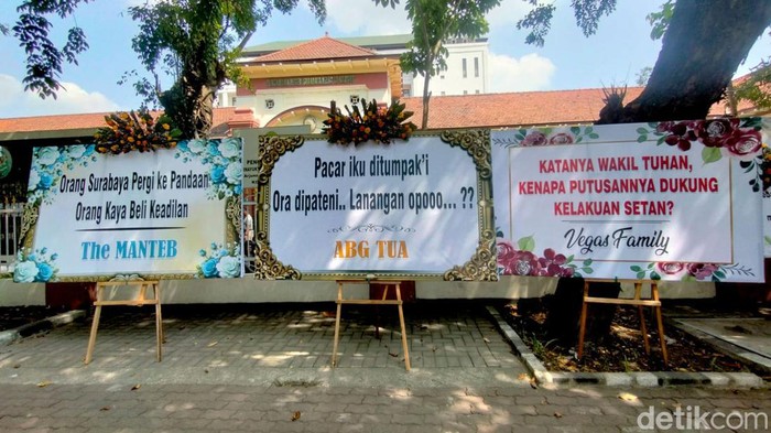 Karangan Bunga Kritik Hakim Vonis Bebas Ronald Tannur di PN Surabaya