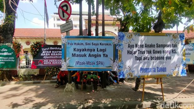 Karangan Bunga Kritik Hakim Vonis Bebas Ronald Tannur di PN Surabaya