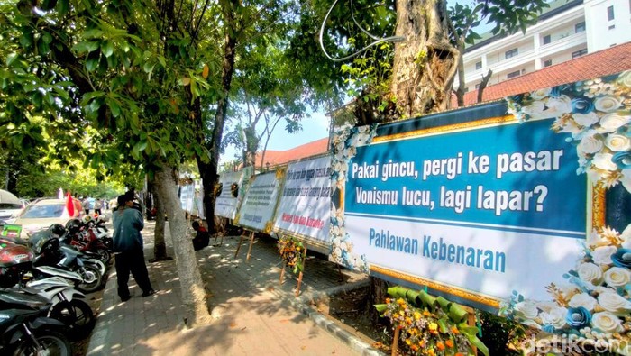 Karangan Bunga Kritik Hakim Vonis Bebas Ronald Tannur di PN Surabaya