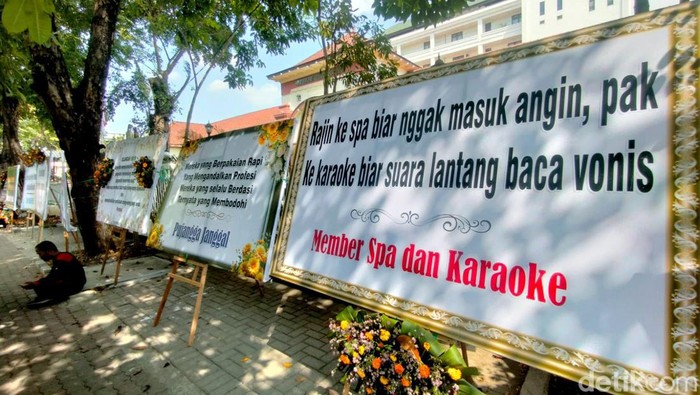 Karangan Bunga Kritik Hakim Vonis Bebas Ronald Tannur di PN Surabaya