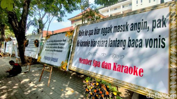 Karangan Bunga Kritik Hakim Vonis Bebas Ronald Tannur di PN Surabaya