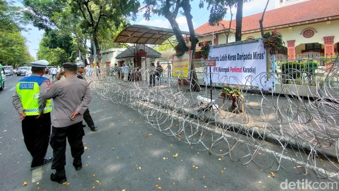 Karangan Bunga Kritik Hakim Vonis Bebas Ronald Tannur di PN Surabaya