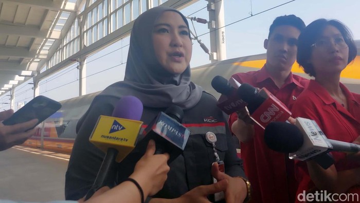 Saat ini Kereta Cepat Jakarta-Bandung masih dikemudikan masinis asal China. Ditargetkan tahun 2026 seluruh masinis hingga teknisi Whoosh sepenuhnya tenaga kerja Indonesia.