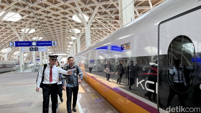 Saat ini Kereta Cepat Jakarta-Bandung masih dikemudikan masinis asal China. Ditargetkan tahun 2026 seluruh masinis hingga teknisi Whoosh sepenuhnya tenaga kerja Indonesia.