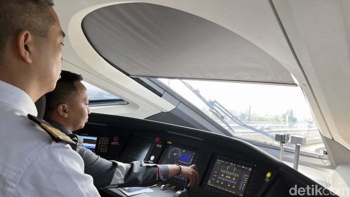 KCIC Target Seluruh Masinis-Teknisi Woosh Dipegang Orang RI di 2026 Saat ini Kereta Cepat Jakarta-Bandung masih dikemudikan masinis asal China. Ditargetkan tahun 2026 seluruh masinis hingga teknisi Whoosh sepenuhnya tenaga kerja Indonesia.