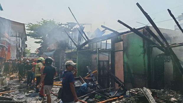 Kebakaran di Pademangan, Jakut menghanguskan sejumlah bangunan. Kebakaran tersebut disebabkan dari kompor gas di konter HP. (dok Damkar Jakut)