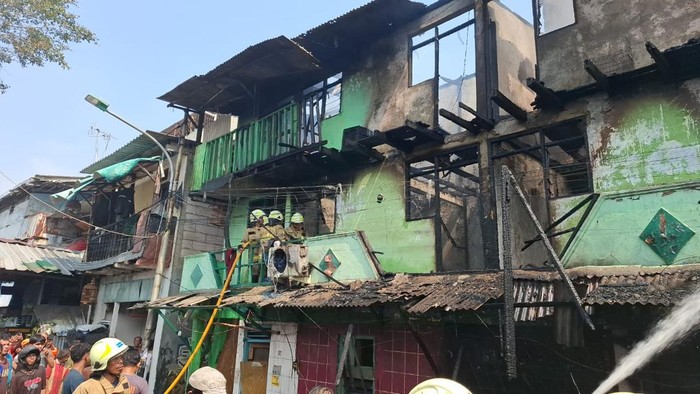 Kebakaran di Pademangan, Jakut menghanguskan sejumlah bangunan. Kebakaran tersebut disebabkan dari kompor gas di konter HP. (dok Damkar Jakut)