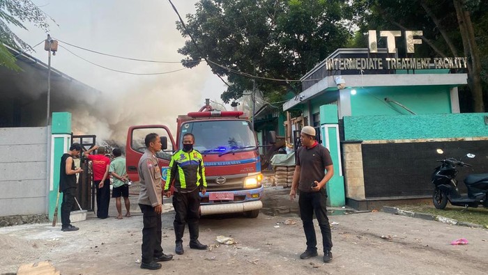 Kebakaran terjadi di fasilitas pengolahan sampah (Intermediate Treatment Facilities/ITF) di Tangsel, Banten. Petugas damkar hingga polisi turun menangani. (dok Polsek Pondok Aren)