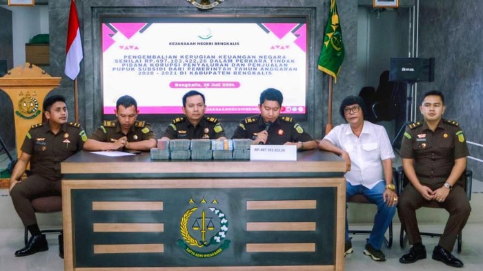 Kejaksaan Negeri Bengkalis saat menerima penyerahan uang penyelewengan pupuk subsidi. (Dok. Kejari Bengkalis)